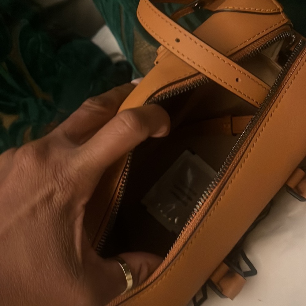 Berlin, Crossbody, MCM tote bag small. New with tag. - Picture 9 of 11